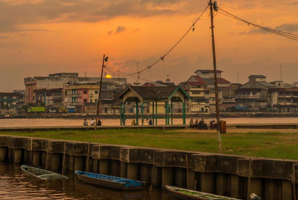 Borneo Hotel Pontianak Zewnętrze zdjęcie