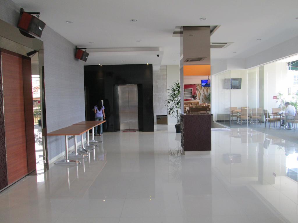 Borneo Hotel Pontianak Zewnętrze zdjęcie